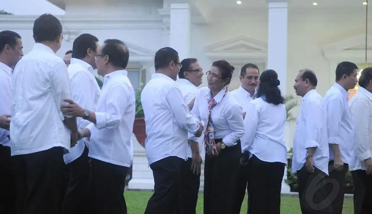 Usai diumumkan, menteri Kabinet Kerja saling bersalaman satu sama lain (Liputan6.com/Herman Zakharia)    