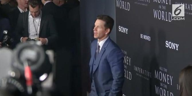 VIDEO: Mark Wahlberg Sumbang Honornya Dari Film "All The Money In The World"
