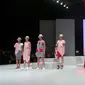 Melihat perpaduan sentuhan sporty dan vintage pada koleksi Revival Ardistia New York di panggung Indonesia Fashion Week 2017.