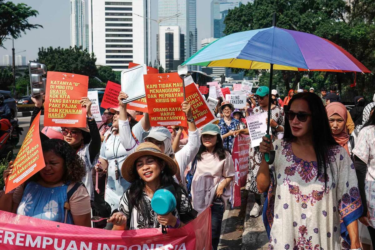 FOTO: Aliansi Perempuan Indonesia Gelar Aksi di Dukuh Atas