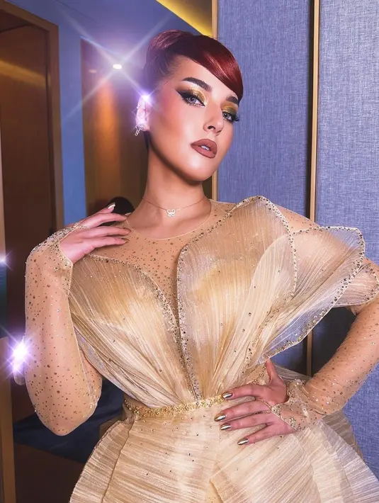 Tasya Farasya tampil totalitas menjadi Tinker Bell. Rambut merahnya digulung tinggi, gaya ikonis karakter Tinker Bell, disempurna dengan makeup bernuansa cokelat keemasan. [Foto: Instagram/tasyafarasya]