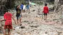 Sejumlah warga mencari sisa-sisa barang di lokasi penggusuran Pinangsia, Jakarta Barat, Kamis (28/05/2015). Warga terpaksa bertahan di lokasi penggusuran karena ditolak saat akan mengambil kunci di Rusun Marunda. (Liputan6.com/ Faizal Fanani)