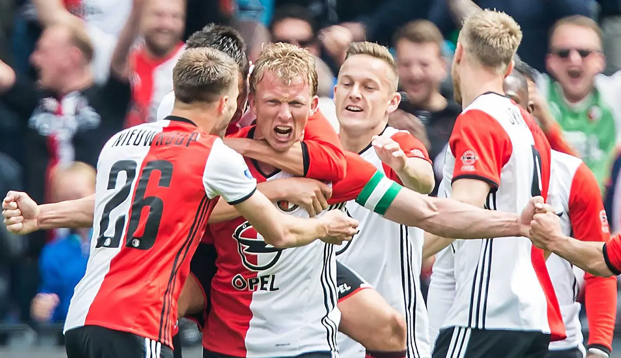 Kapten Feyenoord, Dirk Kuyt, melakukan selebrasi usai mencetak gol ke gawang Heracles Almelo di Stadion De Kuip, Rotterdam, Minggu (14/5/2017).  Feyenoord menang 3-1. (EPA/Kay Int Veen)