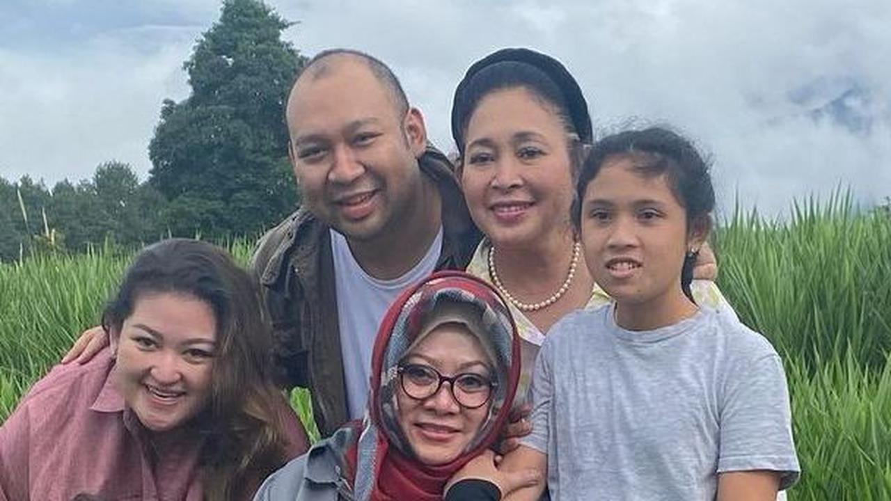 Anak-anak Soeharto juga kerap berkumpul bersama. Tak hanya anak-anaknya, cucu-cucu Soeharto juga ikut berkumpul. Tampak keluarga Titiek dan Tutut sedang berkumpul menghabiskan waktu bersama.