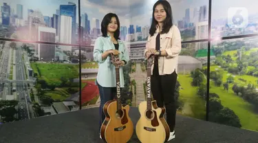 Duet Mayang dan Chika saat perform setelah tampil dalam acara Podcast di studio Liputan6.com, Jakarta, Rabu (19/1/2022). Dalam acara bincang ringan tersebut, adik dari mendiang Vannesa Angel tersebut banyak bercerita seputar kehidupan dan karier. (Liputan6.com/Helmi Fithriansyah)