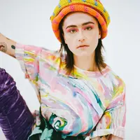 Ella Emhoff anak tiri dari Kamala Harris menandatangani kontrak dengan agensi model bergengsi IMG dan tampil di sampul majalah serta panggung runway New York Fashion  Week.