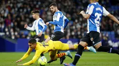 Barcelona hampir saja menelan kekalahan saat bertandang ke Markas Espanyol pada laga Liga Spanyol di RCDE Stadium, Senin (14/2/2022). (AP/Joan Monfort)