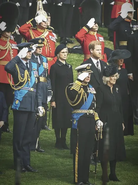 Makna Kalung Mutiara Hingga Topi Hitam yang Dikenakan Keluarga Inggris Saat Pemakaman Ratu Elizabeth II
