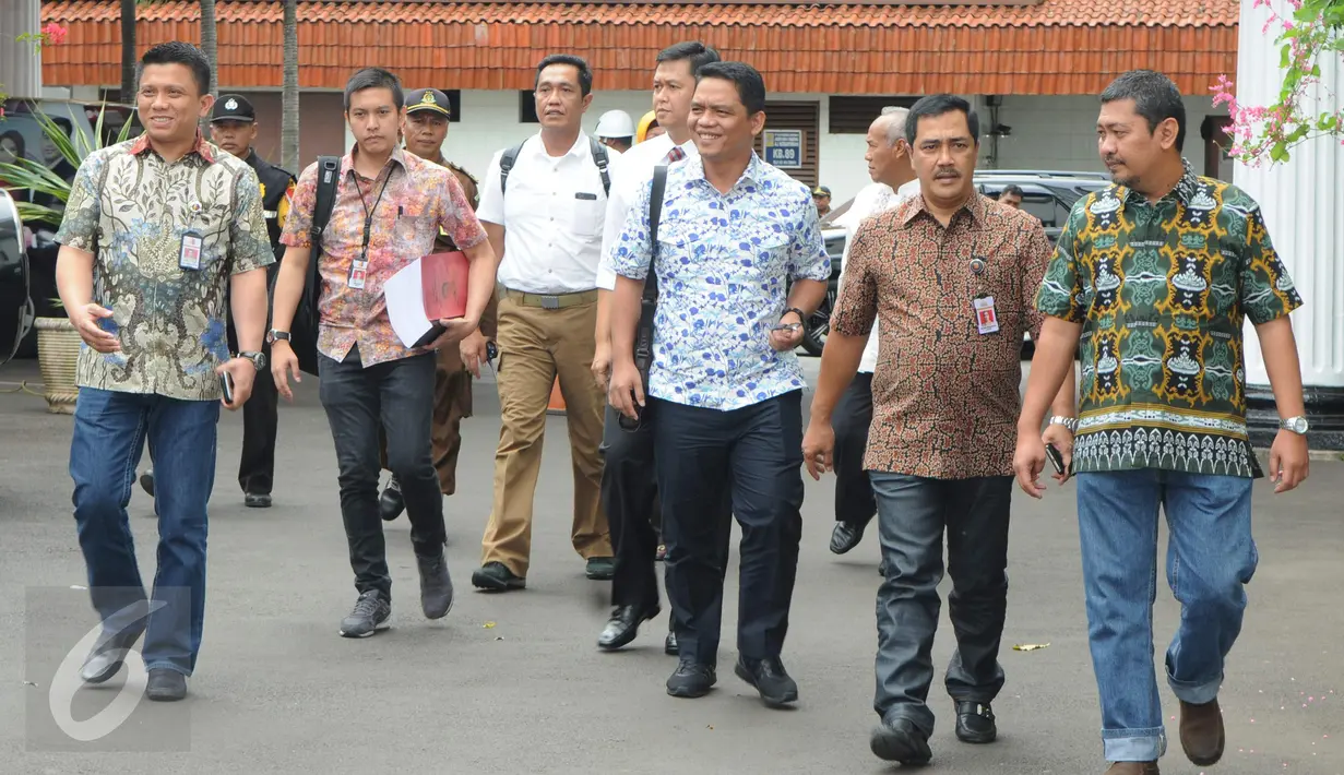 Dirtipidum Agus Andrianto bersama jajaran penyidik Bareskrim Polri tiba di Kejaksaan Agung, Jakarta, Jumat (25/11). Agus Andrianto mengatakan Ada tiga bundel berkas perkara Ahok, sebanyak 826 halaman. (Liputan6.com/Helmi Afandi)