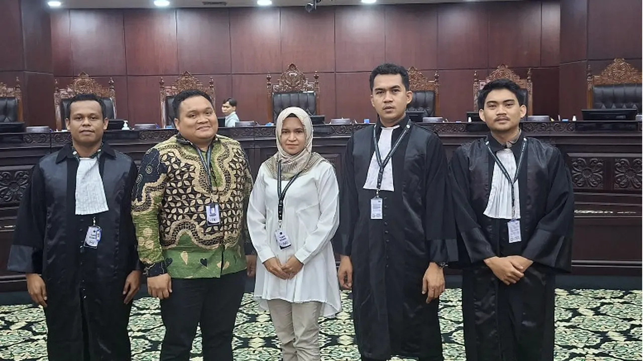 Yunita Utami Panuntun (Komisioner KPU Kota Bekasi periode 2018–2023) dan Mahadi Rahman Harahap (Komisioner KPU Kota Depok periode 2018–2023). menggugat batas usia KPU ke MK. (Istimewa)