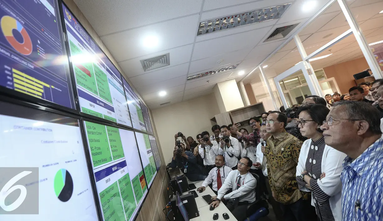 Menko Perekonomian Darmin Nasution, Menteri Keuangan Sri Mulyani, Menteri Perhubungan Budi Karya Sumadi melihat proses layanan dwelling time di kantor pengelola portal Indonesia National Single, Jakarta, Senin (6/2). (Liputan6.com/Faizal Fanani)