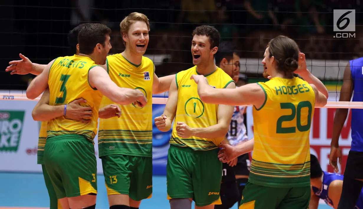 Pemain Timnas voli putra Australia bersorak usai meraih poin saat melawan Thailand pada Kejuaraan Voli Asia 2017 ke-16 di GOR Tri Dharma, Gresik, Selasa (25/7). Australia unggul 19-25, 26-28, 25-19, 25-14 dan 15-11. (Liputan6.com/Helmi Fithriansyah)