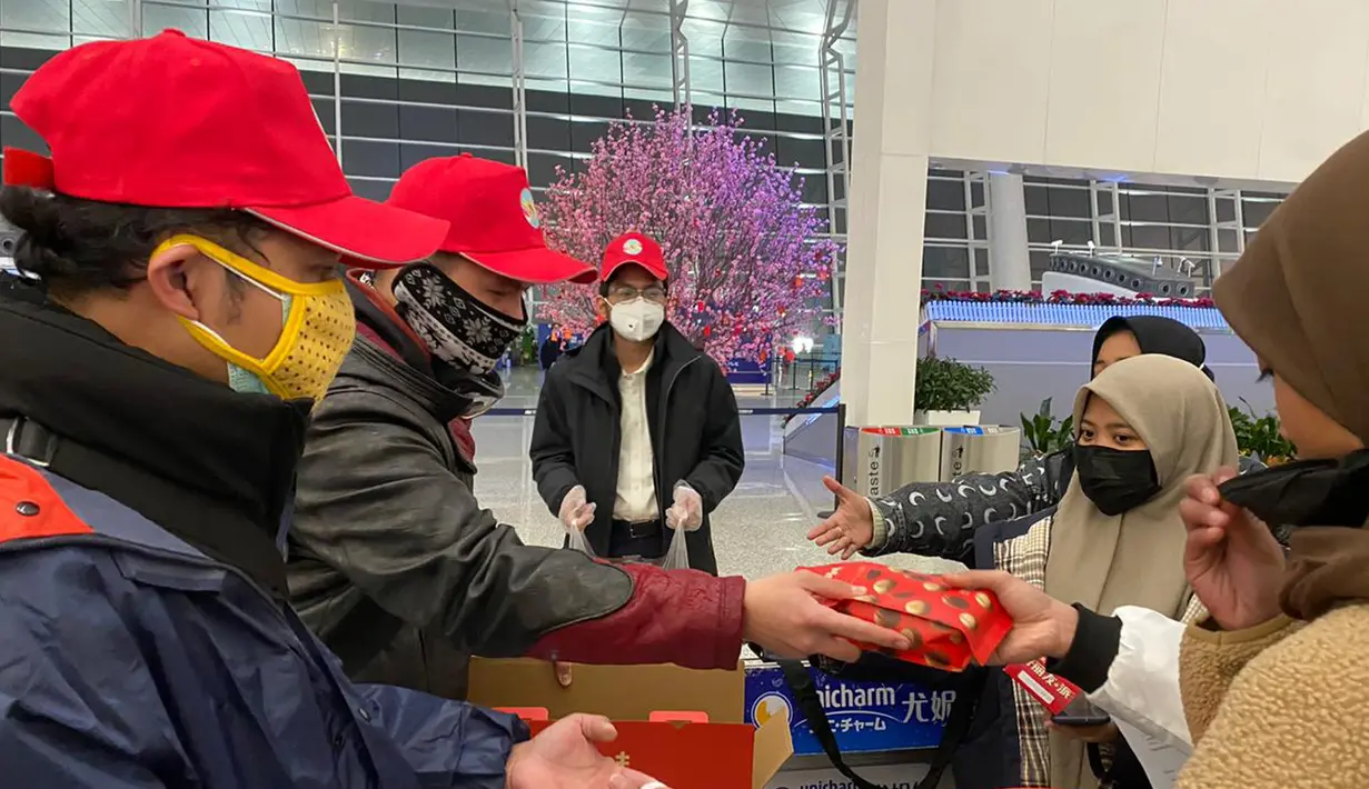 Sejumlah Warga Negara Indonesia (WNI) yang akan dievakuasi tiba di Bandara Internasional Tianhe, Wuhan, Hubei, China, Sabtu, (1/2/2020). Sebanyak 245 WNI di Wuhan, China, direncanakan tiba di Bandara Hang Nadim, Batam, pagi ini, Minggu (2/2/2020). (foto:Duta Besar RI di Beijing)