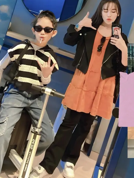 Bergaya swag dengan dress over pants, sedangkan Bilqis memakai kacamata hitam yang menggemaskan, keduanya tampil begitu memukau. [Foto: Instagram/ Ayu Ting Ting]