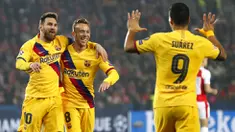 Striker Barcelona, Lionel Messi, melakukan selebrasi usai membobol gawang Slavia Praha pada laga Liga Champions 2019 di Stadion Sinobo, Rabu (23/10). Barcelona menang 2-1 atas Slavia Praha. (AP/Petr David Josek)