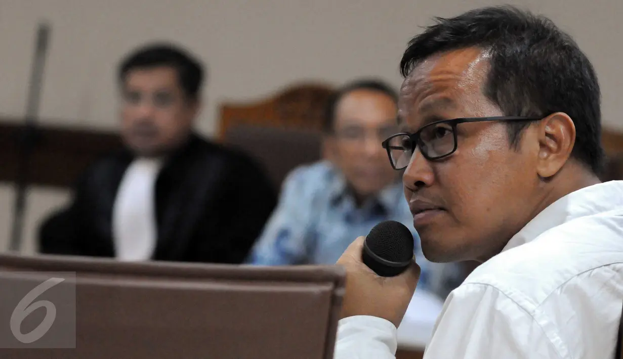 Pemred Indopos, Muhammad Noer Sardono alias Don Kardono menjadi saksi di Pengadilan Tipikor dengan terdakwa Jero Wacik, Jakarta, Senin (16/11/2015). Don Kardono membenarkan adanya dana untuk biaya pencintraan Jero Wacik. (Liputan6.com/Helmi Afandi)