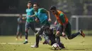 Pemain Timnas Indonesia U-22, Ricky Fajrin, berusaha mengejar Miftahul Hamdi saat latihan di Lapangan SPH Karawaci, Banten, Selasa (8/8/2017). Latihan dilakukan sebagai persiapan jelang SEA Games 2017 Malaysia. (Bola.com/Vitalis Yogi Trisna)