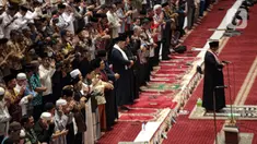 Sejumlah jemaah melaksanakan salat gaib di Masjid Istiqlal, Jakarta, Jumat (10/2/2023). Salat gaib tersebut dilakukan untuk mendoakan para korban gempa di Turki dan Suriah. (Liputan6.com/Faizal Fanani)
