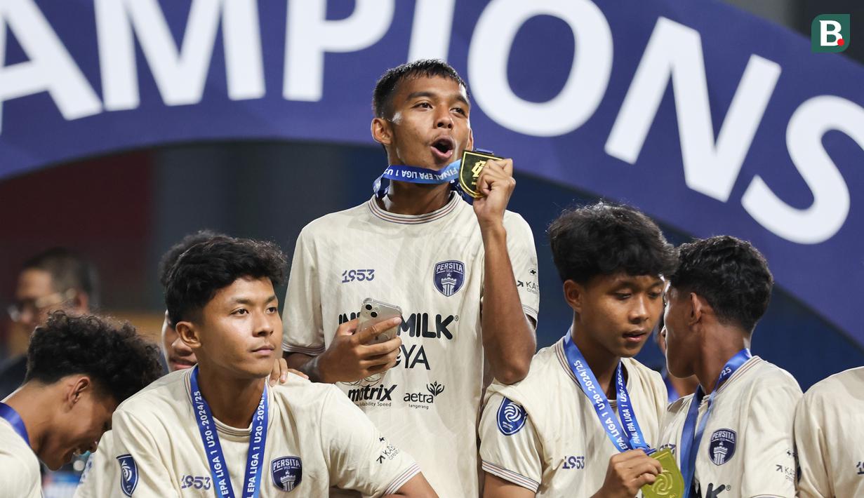 Para pemain Persita Tangerang memamerkan medali usal menjuarai ajang Elite Pro Academi kategori U-20 2024/2025 di Stadion Patriot Chandrabhaga, Bekasi pada Sabtu (22/2/2025). (Bola.com/Abdul Aziz)