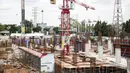 Aktivitas pekerja di proyek pembangunan Pasar Senen Jaya Blok I dan II di kawasan Pasar Senen, Jakarta, Senin (21/12/2020). Proyek pembangunan Pasar Senen blok I dan II memerlukan dana Rp 900 miliar. (Liputan6.com/Faizal Fanani)