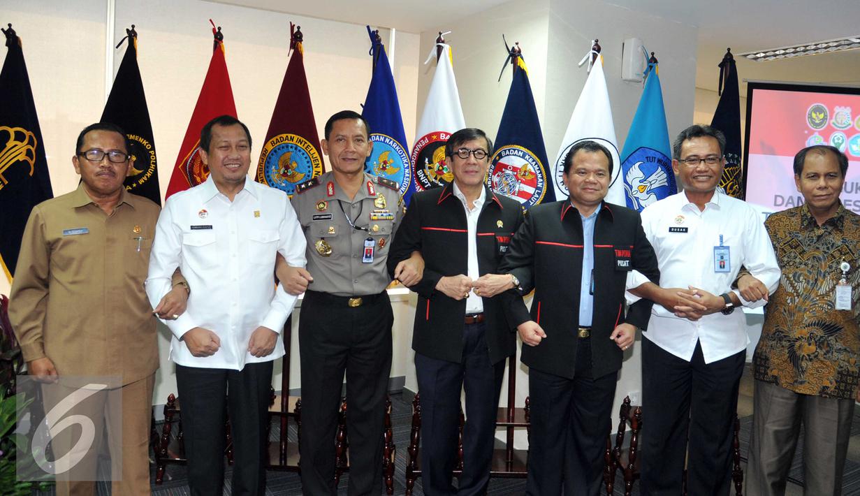 Menkumham Yasonna Laoly foto bersama dengan Dirjen Imigrasi Ronny F Sompie usai acara peresmian tim Pengawasan Orang Asing  (PORA) di Gedung Imigrasi Kemenkumham, Jakarta (8/4). (Liputan.com/Helmi Afandi)