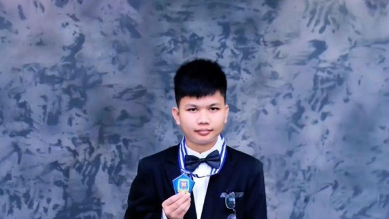 Inilah sosok anak kedua Sus Rini yang baru lulus SMP. Seperti kakaknya yang viral beberapa waktu lalu karena kecantikannya, anak laki-laki ini juga memiliki wajah yang tampan.