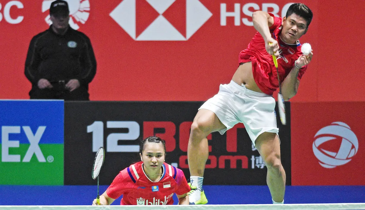 Praveen Jordan/Melati Daeva Oktavianti membuat kejutan dengan menjuarai All England 2020, turnamen yang dianggap paling bergengsi setelah Olimpiade dan Kejuaraan Dunia. (Photo by Oli SCARFF / AFP)