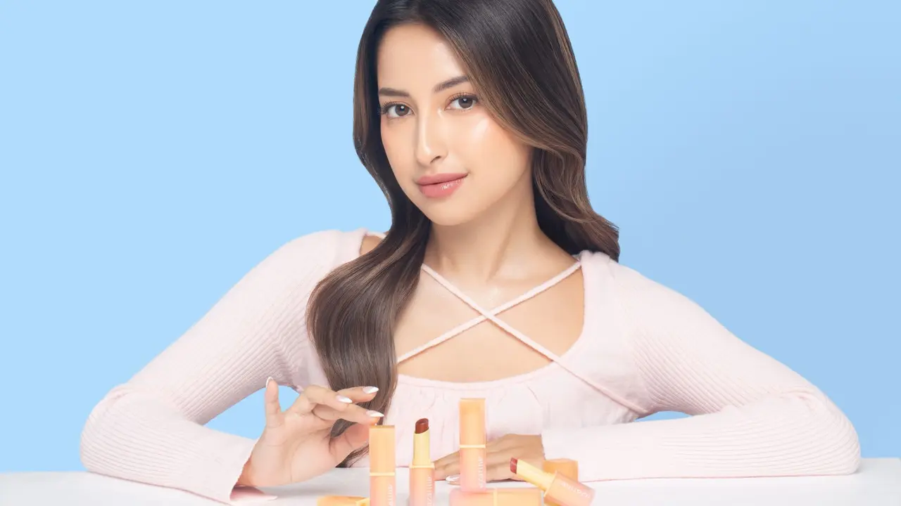 Azarine Glowkiss Lip Balm SPF 35 (photo by azarine)