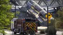 Kereta barang yang tergelincir saat melintasi jembatan Danau Kota Tempe jatuh ke Rio Salado Parkway di Arizona, Amerika Serikat, Rabu (29/7/2020). Dua dari tiga gerbong tangki jatuh ke taman yang kosong di bawah jembatan. (AP Photo/Ross D. Franklin)