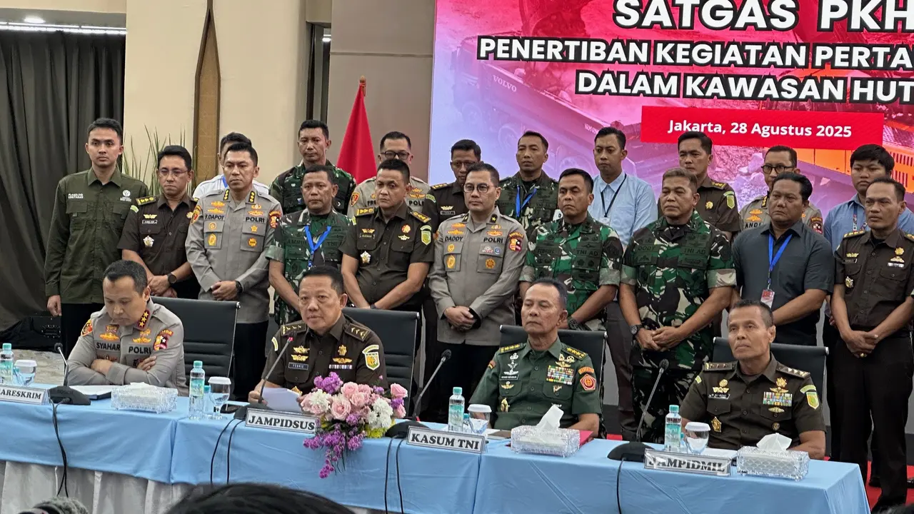 Jaksa Agung Muda Pidana Khusus Febrie Adriansyah (baris Bawah (kedua dari kiri) di Kejaksaan Agung (Kejagung), Jakarta Selatan, Kamis (28/8/2025) (Istimewa)