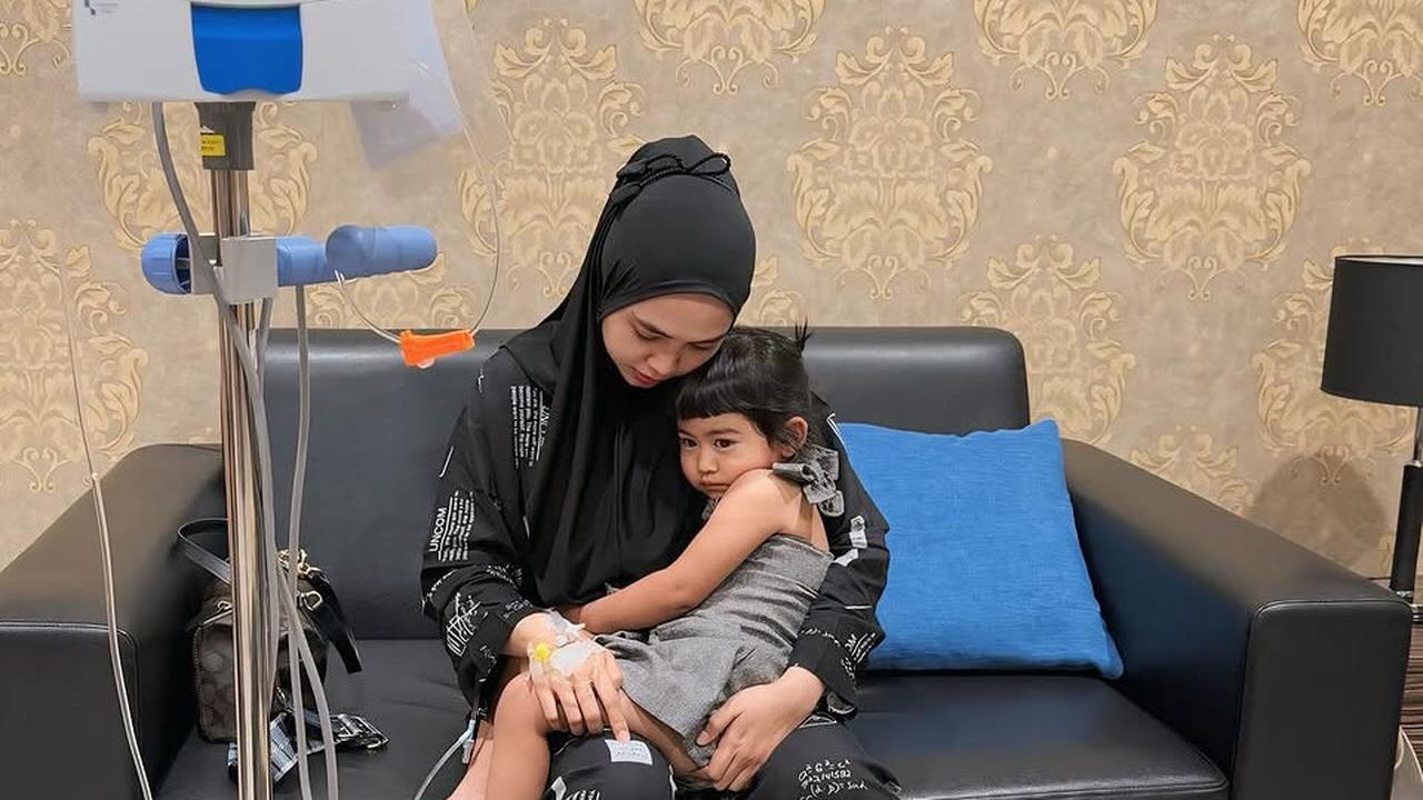 7 Potret  Ria Ricis Tiba-Tiba Masuk Rumah Sakit, Moana Setia Temani Sang Ibu