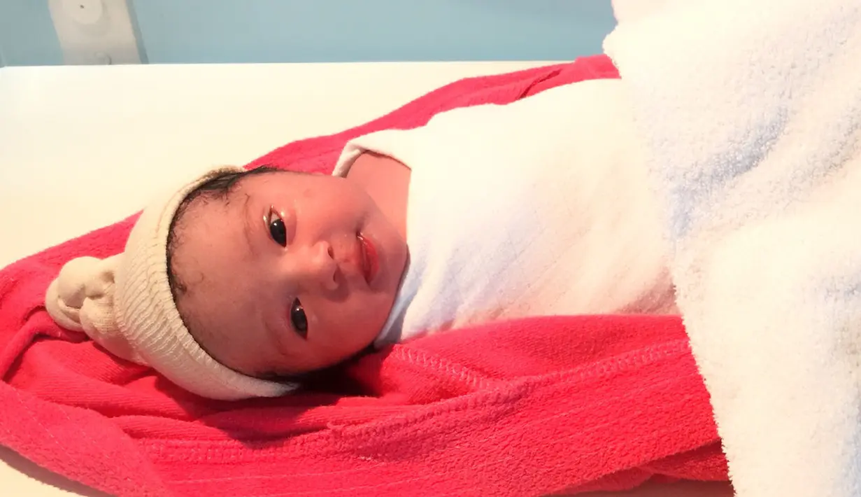 Artis senior Andi Soraya baru saja berbahagia. Andi yang sebelumnya telah memiliki dua orang anak laki-laki, pada Kamis (25/1/2018) dikaruniai seorang putri cantik. (Instagram/andisorayabeatrix)