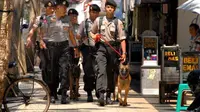 Anggota Sabhara Unit Satwa K-9 Polrestabes Surabaya berpatroli di pusat perbelanjaan dan penjualan emas, di Kawasan Blauran Surabaya, Jumat (19/8). (Antara)