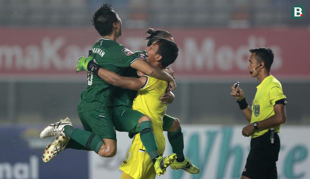 Kiper PSS Sleman, Ega Rizky Pramana melakukan selebrasi bersama rekan setim usai mengalahkan Bali United 4-2 melalui babak adu penalti dalam laga perempatfinal Piala Menpora 2021 di Stadion Si Jalak Harupat, Bandung, Senin (12/4/2021). (Bola.com/Ikhwan Yanuar)