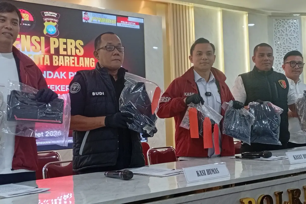 Polisi bongkar kasus penjambretan di Batam. (Liputan6.com/Ajang Nurdin)