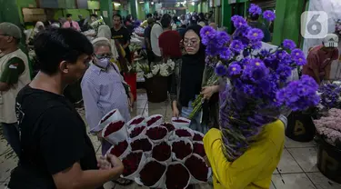 Warga memilih bunga hias yang dijual di Pasar Rawa Belong, Jakarta, Selasa (9/4/2024). (Liputan6.com/Angga Yuniar)