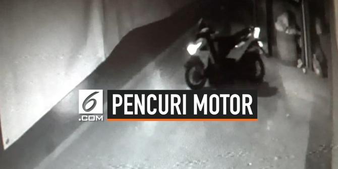 VIDEO: Terekam CCTV, 2 Unit Sepeda Motor Dicuri Maling