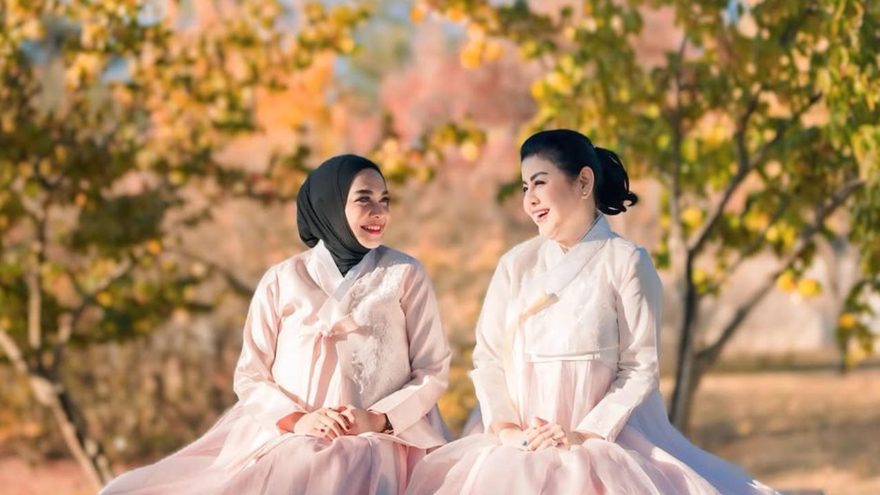 Potret Cantik Menawan Rieta Amilia dan Desiree Tarigan saat Liburan di Korea, Kompak Pakai Handbok Pink hinggan Terlihat Awet Muda