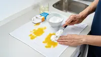 Cara Mencuci Serbet Dapur yang Terkena Kunyit
