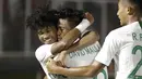 Pemain Timnas Indonesia U-19 merayakan gol yang dicetak David Maulana ke gawang Timnas Hong Kong U-19 pada laga Kualifikasi AFC U-19 2020 di Stadion Madya, Senayan, Jumat (8/11). Indonesia U-19 menang 4-0 atas Hong Kong U-19. (Bola.com/Yoppy Renato)