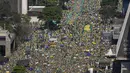 Pendukung Presiden Brasil Jair Bolsonaro berkumpul di Paulista Avenue pada Hari Kemerdekaan di Sao Paulo, Brasil, Selasa (7/9/2021). Ribuan orang yang turun ke jalan terbagi dalam dua kubu yaitu pendudukung serta penentang Presiden Brasil Jair Bolsonaro. (AP Photo/Andre Penner)