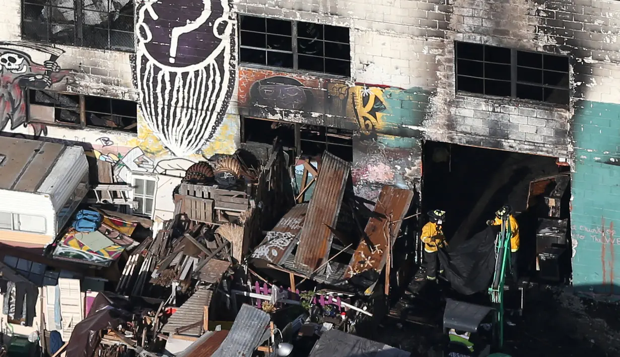 Penampakan gudang yang terbakar di California, AS, Minggu (4/12). Peristiwa kebakaran tersebut terjadi saat ada pertunjukkan musik di Gudang tersebut dan menewaskan 30 orang. (REUTERS / Lucy Nicholson)