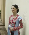 Patricia Putri tampil memukau dalam balutan kebaya bermotif bunga. Kali ini ia tampil dengan aksesori statement untuk paduan gaya menawan pada tampilannya. [Foto: Instagram/ Patricia Putri]