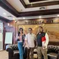 Clara Gopa bersama Abah Lala di kantor Kemendes PDTT