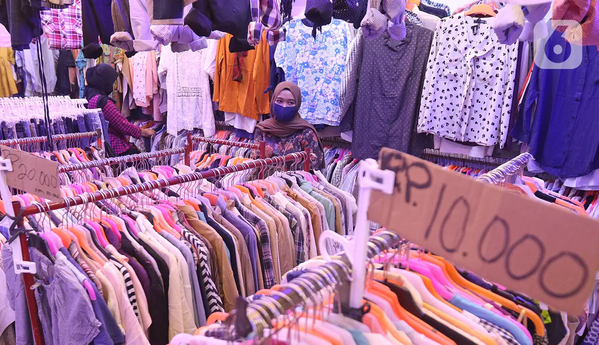 Calon pembeli memilih pakaian bekas di salah satu kios Pasar Senen Blok III, Jakarta, Kamis (11/6/2020). Pasar yang tetap buka saat PSBB dengan pembatasan jam operasional ini akan kembali dibuka secara normal pada 15 Juni 2020 dengan aturan protokol kesehatan COVID-19. (Liputan6.com/Herman Zakharia)