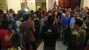 Pebalap Manor Racing asal Indonesia, Rio Haryanto, disambut meriah warga negara Indonesia saat hadir dalam acara meet and greet di kantor Konsulat Jenderal RI di Shanghai, China, Rabu (13/4/2016). (Rio Haryanto Media)