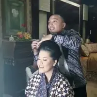 Kahiyang Ayu tampil cantik, tapi bagaimana proses di ruang make-up? Intip Yuk.