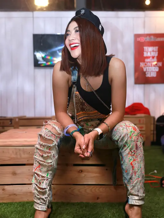Keseluruhan gelaran musik tahunan Djakarta Warehouse Project tentunya meninggalkan kesan bagi penyanyi cantik ini. Ia begitu terkesan dengan susunan acara, penampilan, tata panggung hingga tata lampu. (Galih W. Satria/Bintang.com)