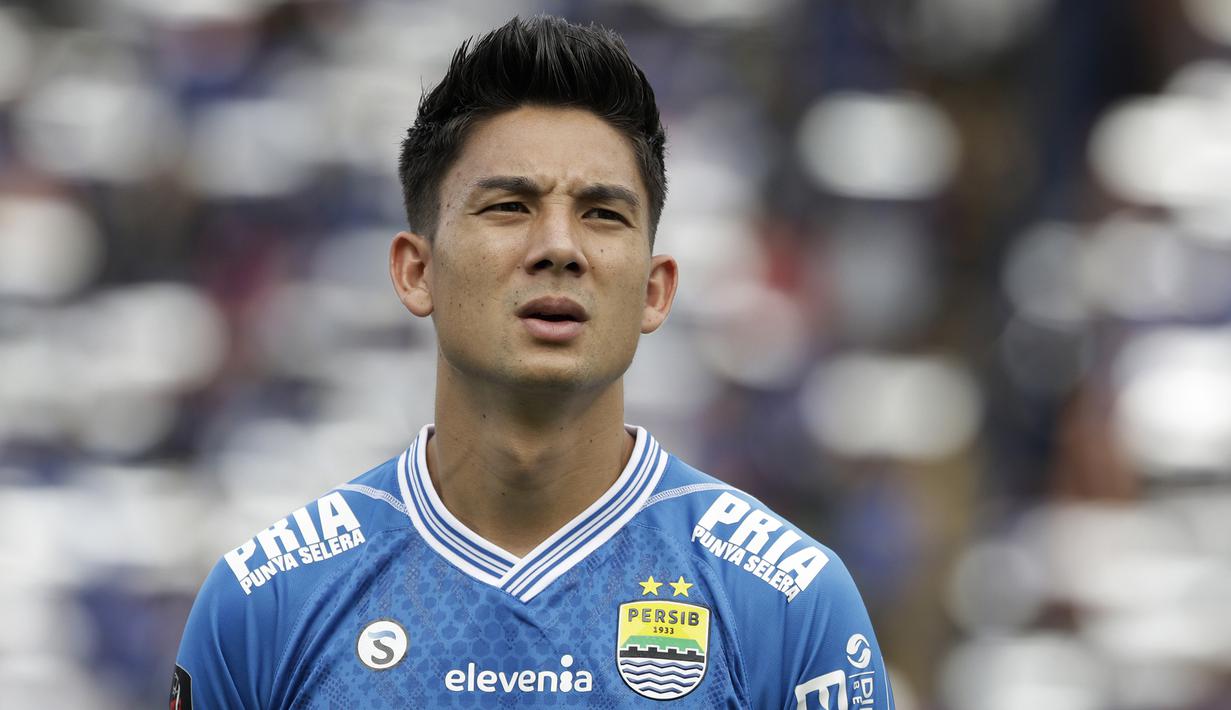 Gelandang Persib Bandung, Kim Kurniawan, bersiap saat akan melawan TIRA Persikabo pada laga Piala Presiden 2019 di Stadion Si Jalak Harupat, Bandung, Sabtu (2/3). Persib kalah 1-2 dari TIRA. (Bola.com/Yoppy Renato)
