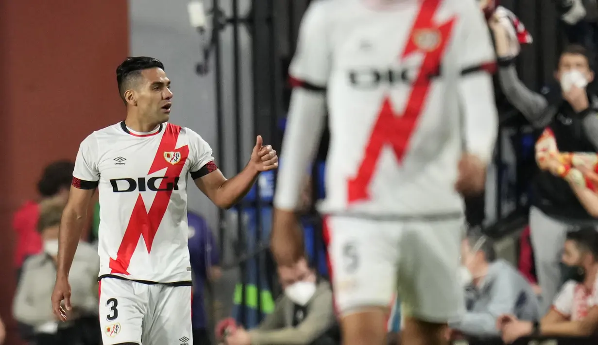 Lemahnya koordinasi lini belakang Barcelona mampu dimanfaatkan dan membuahkan gol tunggal kemenangan Rayo Vallecano yang dicetak oleh eks striker Manchester United dan Atletico Madrid, Radamel Falcao pada menit ke-30. (AP Photo/Manu Fernandez)